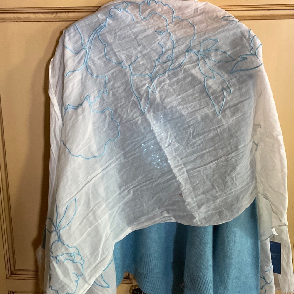 Beautiful Vera Wang ScarfNWT